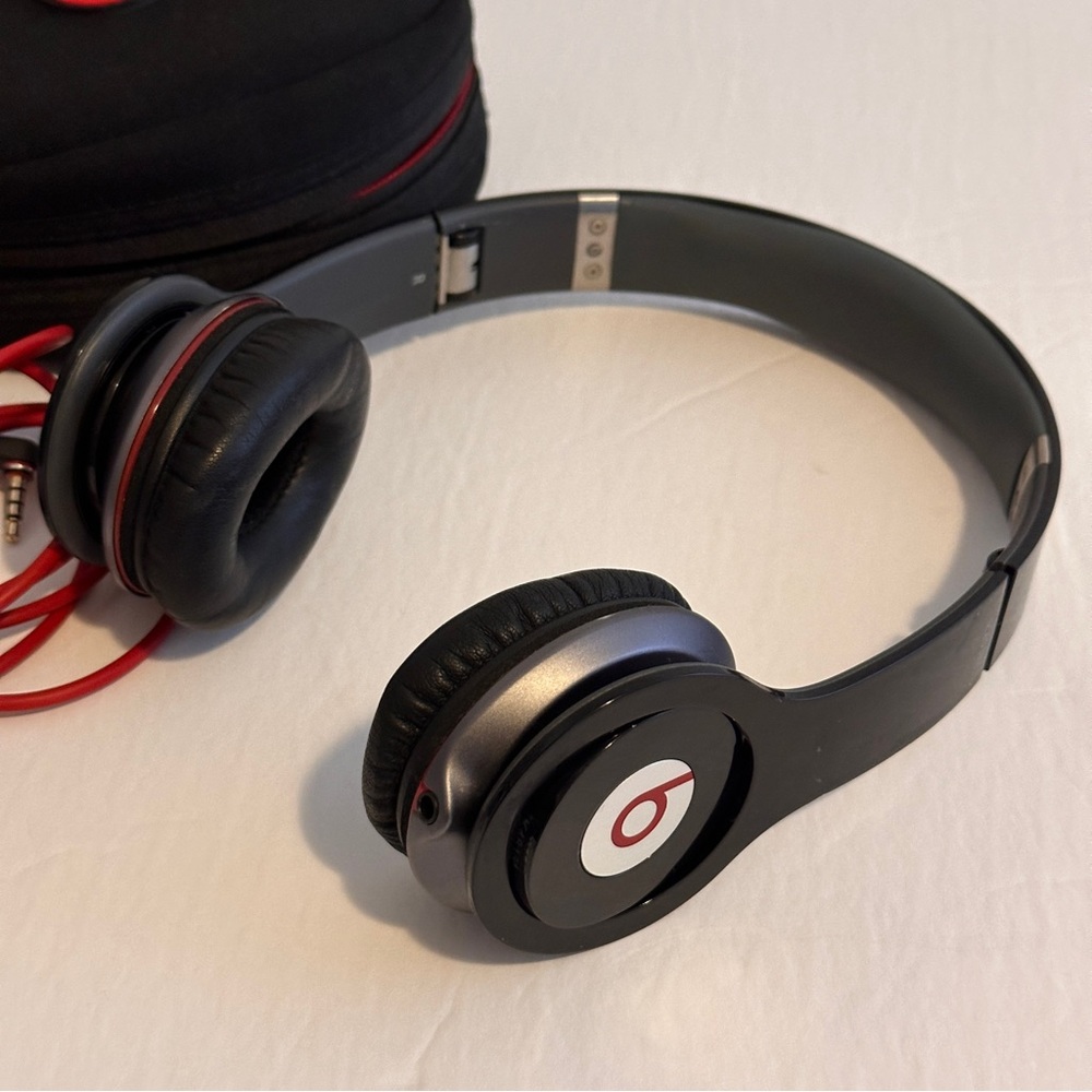 Beats by Dre Solo HD Wired Over-Ear Headphones Black Red Preowned - Picture 2 of 8
